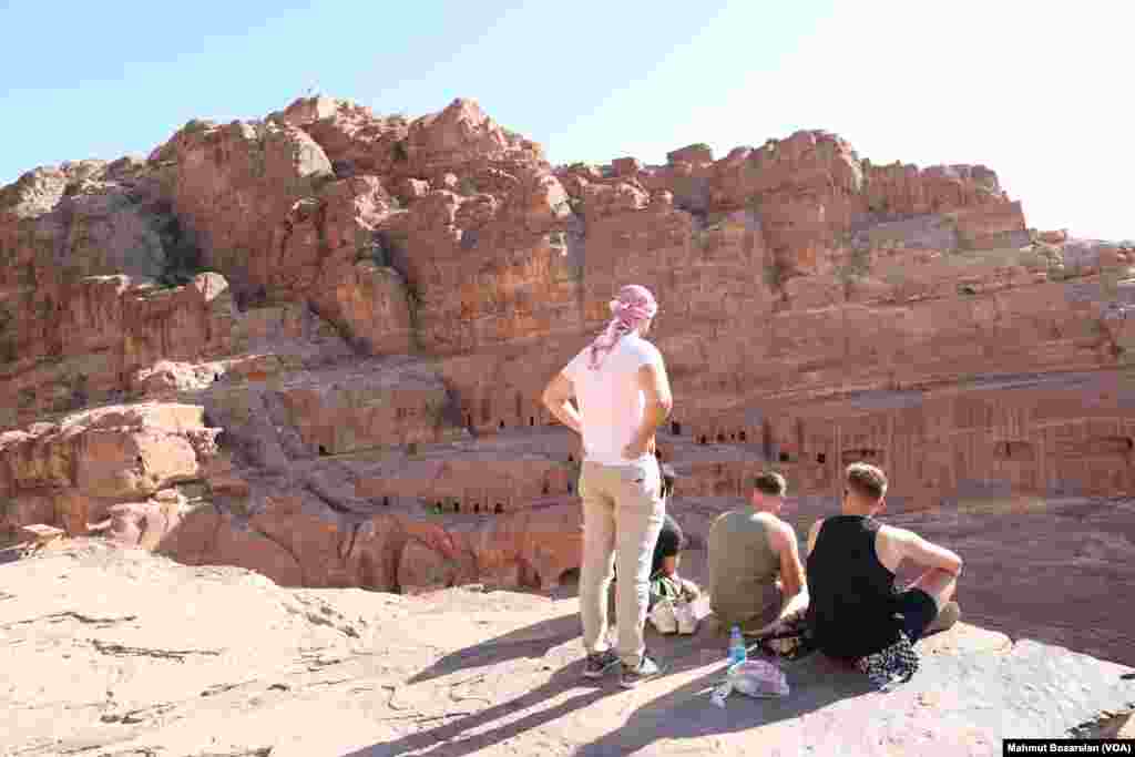 Yaklaşık 2 bin 400 yıllık gizemli bir tarihe sahip Petra dünyanın dört bir yanından turistleri kendine çekmeye devam ediyor. 2022 yılının ilk 7 ayında, bir önceki yıla göre, Petra&#39;yı ziyaret eden turist sayısı 1 milyon 722 bin kişi arttı.