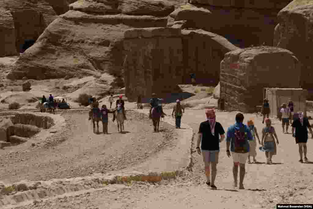 Petra ile ilgili ortaya atılan bir iddia ise Müslümanlar&#39;ın ilk kıblesi olduğudur. İddia sahibi Orta Doğu ve erken İslam tarihine ilişkin araştırmalar yapan Kanadalı arkeolog ve yazar Daniel Gibson. Muaviye&#39;nin ölümü sonrasında çıkan iç karışıklıklarda Kâbe Yezid&#39;in askerlerince mancınıklar kullanılarak taşa tutulmuş ve yıkılmıştır. Gibson&rsquo;a göre sözü edilen yıkım bugünkü Mekke şehrinde değil, bundan yaklaşık 1200 kilometre kuzeyde, Petra&#39;da gerçekleşmişti.