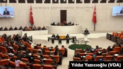 AK Parti’nin 9. Yargı Paketi’nin taslağında olmadığını öne sürdüğü “etki ajanlığı” düzenlemesine ilişkin Adalet Bakanı Yılmaz Tunç, ortada yanlış anlama olduğunu savunarak, böyle bir düzenleme yapıldığını kabul etti. 