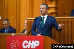 CHP lideri Özgür Özel'in DEM Parti heyetiyle görüşüp görüşmeyeceği tartışılıyor.