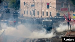 Столкновения между полицией и демонстрантами в центре Стамбула. Турция. 1 мая 2013 г.