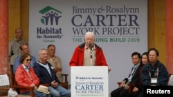 Cựu Tổng thống Hoa Kỳ Jimmy Carter phát biểu tại thôn Động Xá, Hưng Yên, Việt Nam, ngày 18/11/2009.