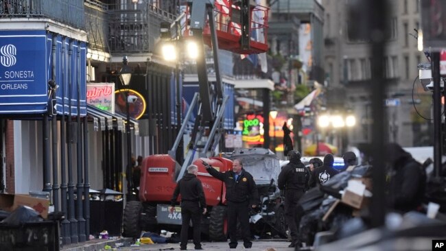 Acil yardım yetkilileri ve polis Bourbon Caddesi'nde olay yerinde.