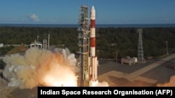 بھارت کے دو سیٹلائٹس لیجانے والے PSLV-C59 کی لانچ کا ایک منظر۔ 5 دسمبر 2024.