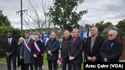 Protestoya Val d’Oise bölgesi milletvekilleri Carlos Martens Bilongo ve Romain Eskanazi ile Sarcelles Belediye Başkanı Patrick Haddad’ın yanı sıra, yerel yöneticiler ve konuklar da destek verdi.