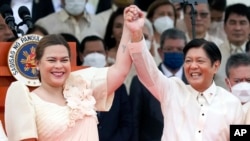 Tổng thống Philippines Ferdinand Marcos Jr. (phải) và Phó Tổng thống Sara Duterte, con gái của cựu Tổng thống Philippines Rodrigo Duterte, tại lễ nhậm chức vào ngày 30/6/2022 ở Manila, Philippines.