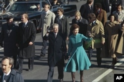 Jimmy Carter ve First Lady Rosalynn Carter 1977’de yemin töreni sonrası Pennsylvania Caddesi’nde yürürken, 20 Ocak 1977.