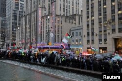 New York'taki Radio City Music Hall önünde toplanan protestocular Gazze'de ateşkes çağrısında buludular.